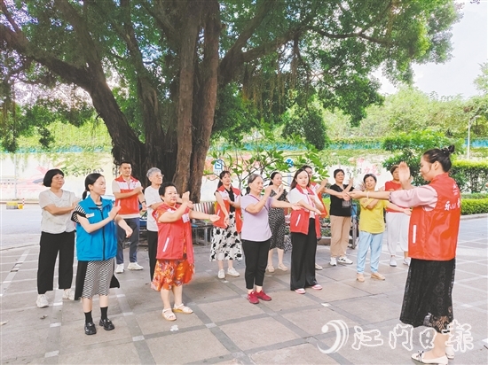 “萬家增健”志愿服務(wù)項目志愿者帶領(lǐng)社區(qū)居民“拍八虛”。