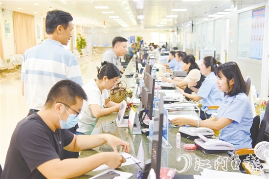 恩平市行政服務(wù)中心從“小切口”入手破解政務(wù)服務(wù)難題，持續(xù)推動(dòng)政務(wù)服務(wù)效能提升，讓企業(yè)和群眾切實(shí)感受到貼心便捷的服務(wù)。