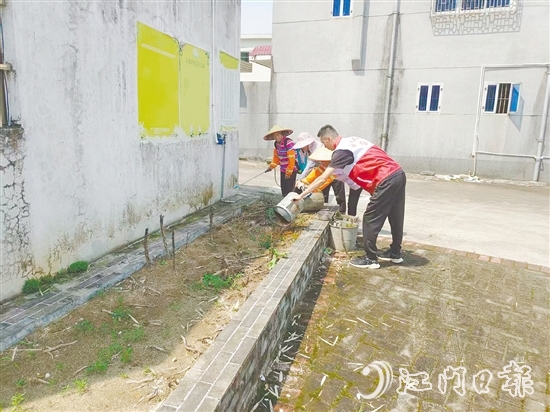 良西鎮(zhèn)黨員干部與群眾一起清理雜物，保持環(huán)境整潔。