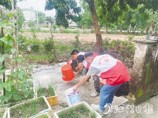 人大代表開展“翻盆倒罐”行動。