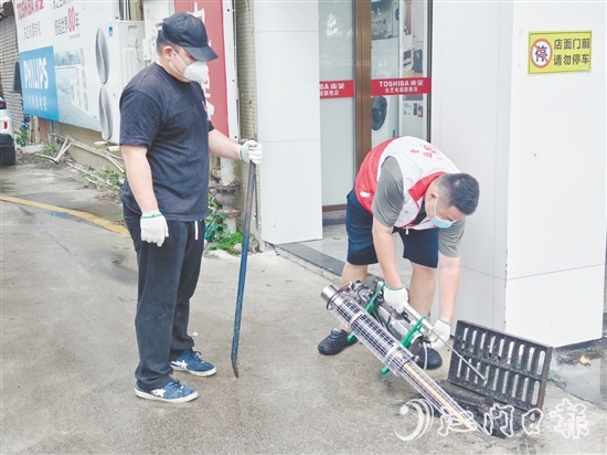 8月2日下午，恩城街道黨員志愿服務(wù)隊(duì)開展消殺行動。