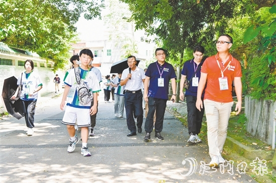 恩平市政協委員梁發(fā)雄（右一）與香港青年一起參觀恩平市歇馬村。