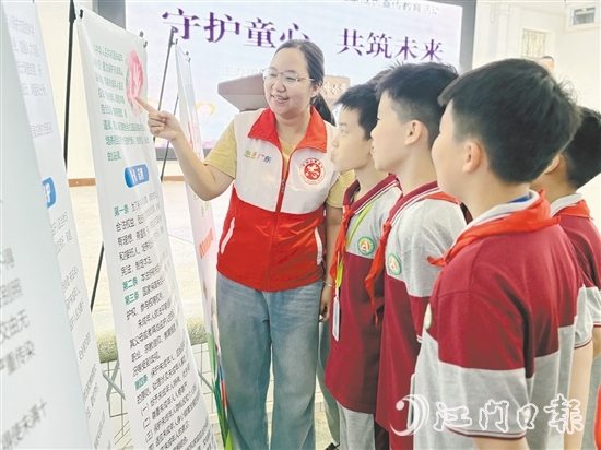 恩平市走進(jìn)學(xué)校開展“守護童心，共筑未來”關(guān)愛保護未成年人健康成長教育宣傳活動。