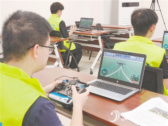 在無人機(jī)操作技術(shù)職業(yè)技能競(jìng)賽低空飛行項(xiàng)目中，選手們熟練地操控?zé)o人機(jī)穿越多個(gè)圓形障礙。