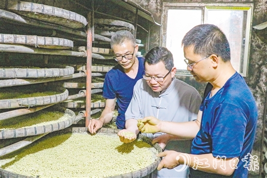 陳杰（中）深耕調(diào)味品行業(yè)30年，帶領(lǐng)團(tuán)隊攻克多個技術(shù)難題，為企業(yè)發(fā)展打下堅實基礎(chǔ)。