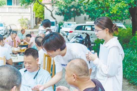 學(xué)生深入一線與群眾溝通。