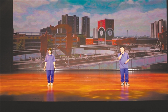 校友代表穿上“藍(lán)精靈”校服傾情獻(xiàn)唱。