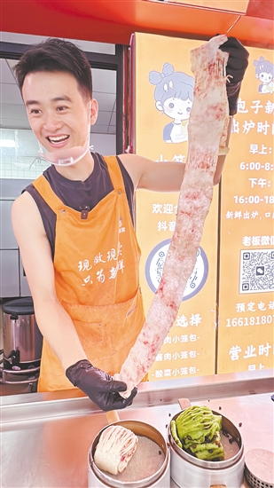 魏有鋒展示玫瑰鮮花花卷。