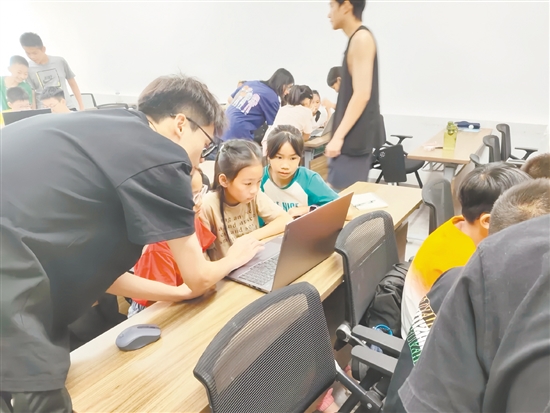 大學(xué)生為沙塘鎮(zhèn)40余名中小學(xué)生傳授人工智能知識。