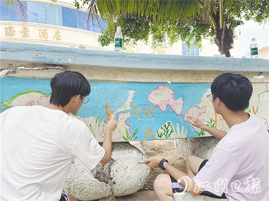 經(jīng)過大學生的精心設計和巧妙繪制，廢棄漁船重新煥發(fā)出生命力。