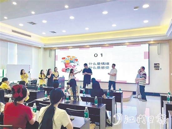 活動中，職工通過游戲掌握心理調(diào)節(jié)方法。