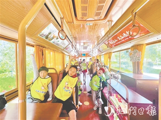 暑假期間，鐺鐺車吸引不少參加研學(xué)的學(xué)生乘坐。