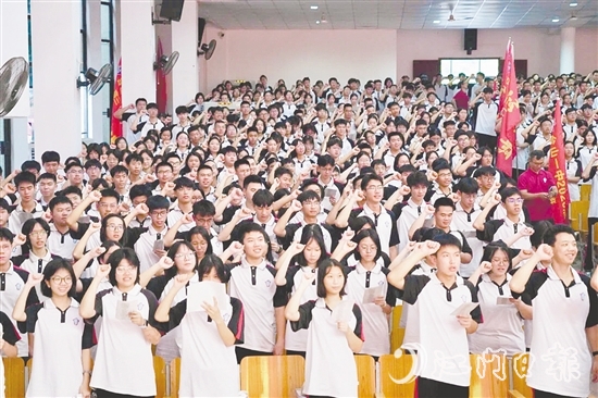 全體高三學子進行宣誓。