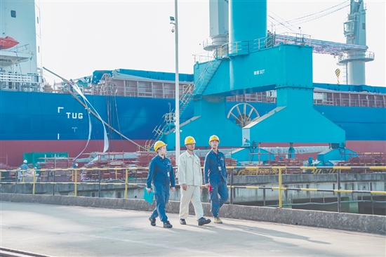 新會供電局工作人員到新會區(qū)海工裝備制造基地開展用電檢查。