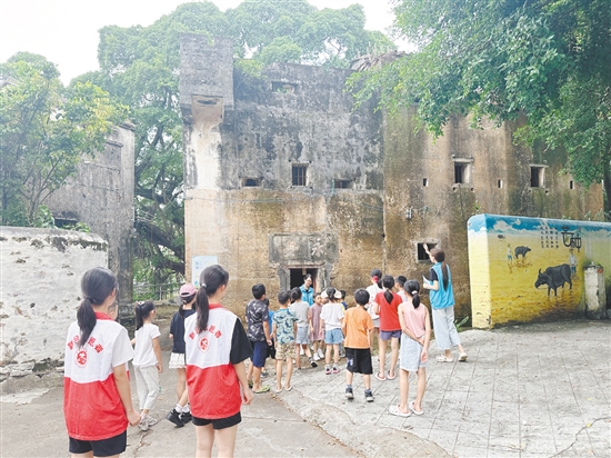 孩子們通過建筑了解古村落的歷史。