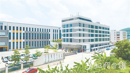 以灰、白為主色調(diào)的廠房上點(diǎn)綴著亮眼的橙色，寶德利工廠的建筑風(fēng)格簡(jiǎn)約且獨(dú)特。