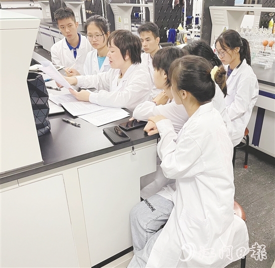 李葉青正在指導(dǎo)學(xué)生。