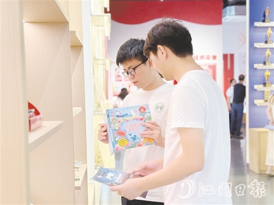 湖北大學(xué)師生走進(jìn)鶴山龍頭企業(yè)，了解鶴山產(chǎn)業(yè)發(fā)展情況。