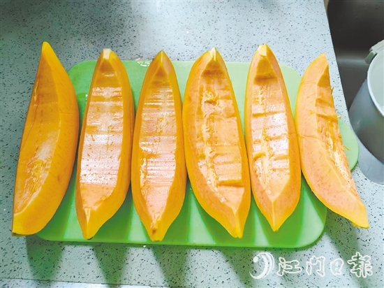 水果木瓜成熟后，果肉呈橙紅色，口感綿軟，冷藏后單獨食用清涼解暑，甜而不膩。