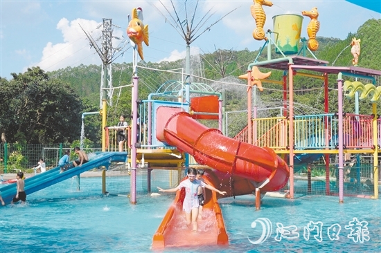 在彩虹山莊水上樂(lè)園，家長(zhǎng)帶著孩子游玩。