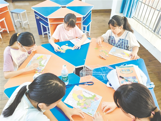 學(xué)生在拼中國地圖中，了解祖國的山川地貌、風(fēng)土物種、民族文化。