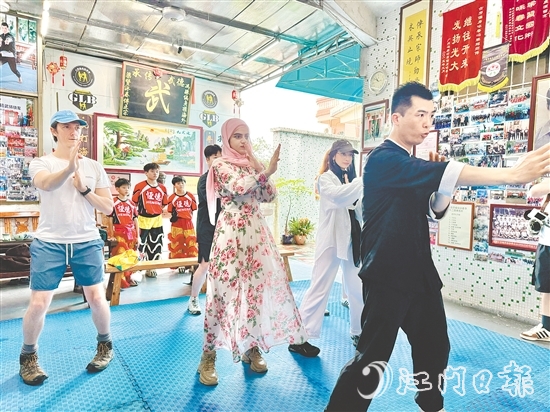 外國青年博主認(rèn)真學(xué)習(xí)各種招式，體驗詠春拳的魅力。梁詩雅