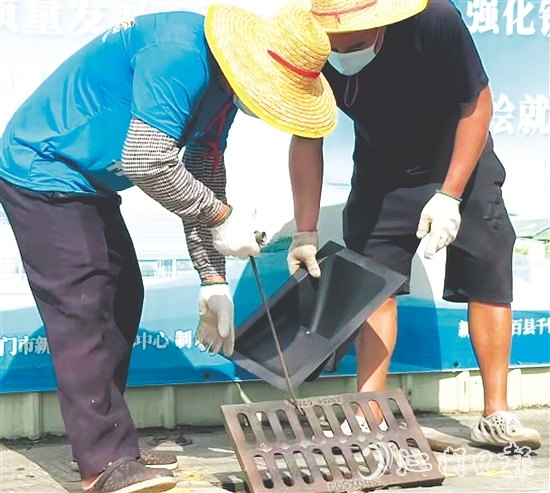 工人把“四防”裝置固定在下水口。