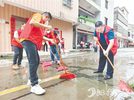 恩平市委統(tǒng)戰(zhàn)部、市新階聯(lián)聯(lián)合牛江鎮(zhèn)在圩鎮(zhèn)開(kāi)展愛(ài)國(guó)衛(wèi)生行動(dòng)。