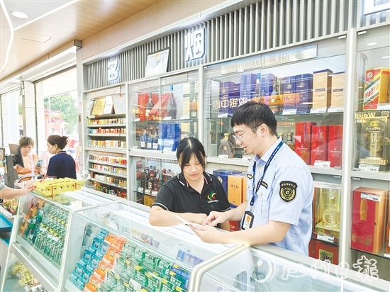 專賣稽查人員開展入戶普法宣傳。