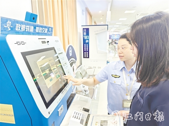 恩平煙草在自助終端安排人員駐點(diǎn)，提供“一對(duì)一”幫辦服務(wù)。