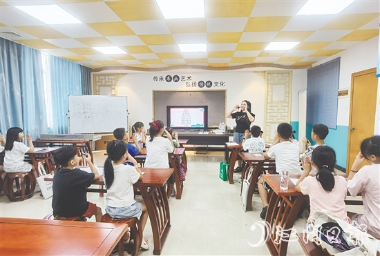 今年暑假公益藝術(shù)培訓(xùn)班開設(shè)恩平民歌童謠課程，吸引不少青少年報(bào)名學(xué)唱。