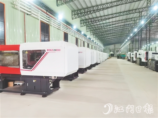 金雞鎮(zhèn)工業(yè)園北部片區(qū)引進5個重點產(chǎn)業(yè)項目，總投資約20億元，涵蓋智能家居制造、磨料磨具制造等領(lǐng)域，初步形成產(chǎn)業(yè)集聚效應(yīng)。圖為項目之一開平市圣祥智能家居有限公司的生產(chǎn)車間。