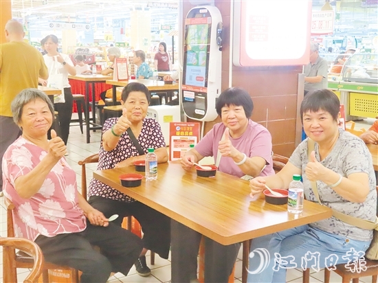 長(zhǎng)者們點(diǎn)贊養(yǎng)生湯。