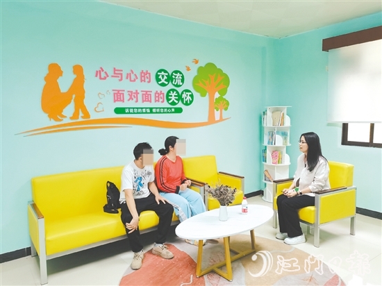 專家正在與親子家庭面對面溝通，了解親子關(guān)系實(shí)際情況。