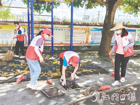 黨員教師們打掃衛(wèi)生死角。