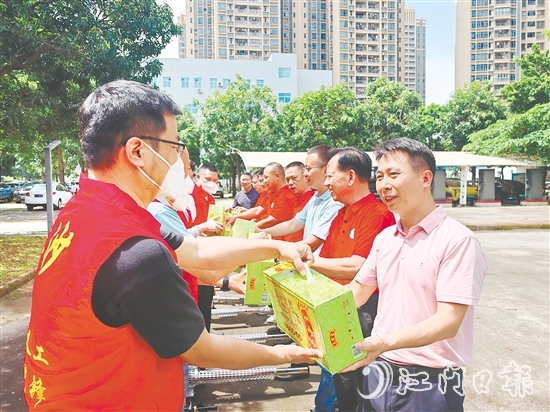 長(zhǎng)沙商會(huì)為工作人員送上清涼飲料。