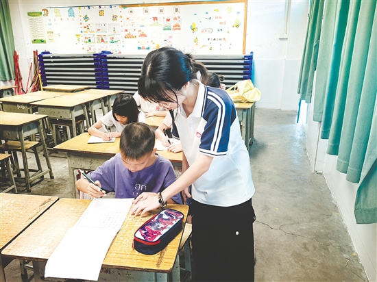 隊員對學(xué)生進(jìn)行輔導(dǎo)。