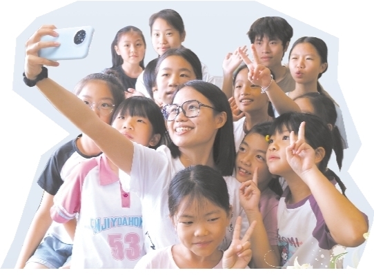 隊員們和學(xué)生其樂融融。