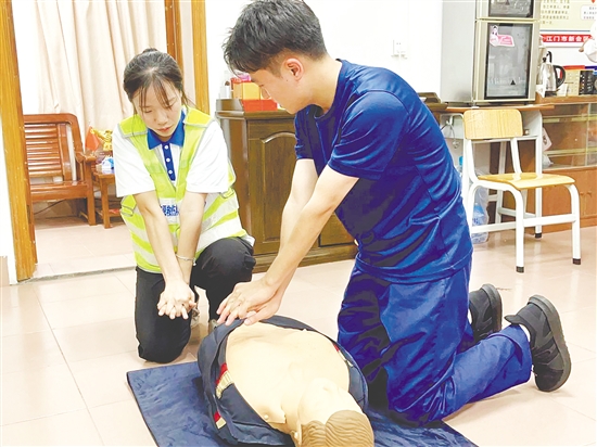 消防員參與心肺復(fù)蘇實訓(xùn)。