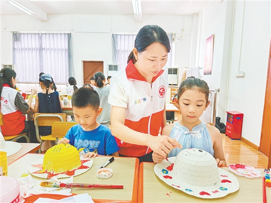 在月山鎮(zhèn)新時代文明實踐所，孩子們在志愿者的悉心指導(dǎo)下，將普通的日常用品變?yōu)樗囆g(shù)作品。