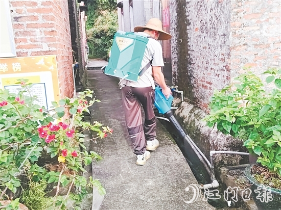 三江鎮(zhèn)應(yīng)急消殺隊(duì)對(duì)蚊蟲易孳生場(chǎng)所進(jìn)行全面消殺。