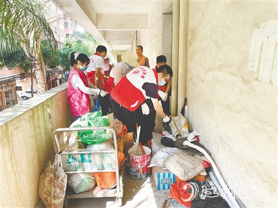 會(huì)城街道明興社區(qū)聯(lián)合結(jié)對(duì)單位志愿者，對(duì)無主車房?jī)?nèi)的廢品進(jìn)行全面清理。