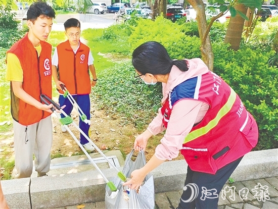 圭峰會城凝聚社會各方力量，參與人居環(huán)境集中整治攻堅行動，共建美麗家園。