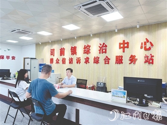 石政國(guó)在司前鎮(zhèn)綜治中心接訪群眾。