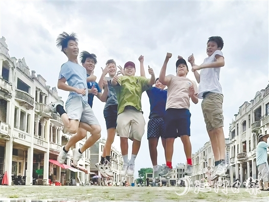 華裔青少年在端芬鎮(zhèn)梅家大院開(kāi)心地合影留念。