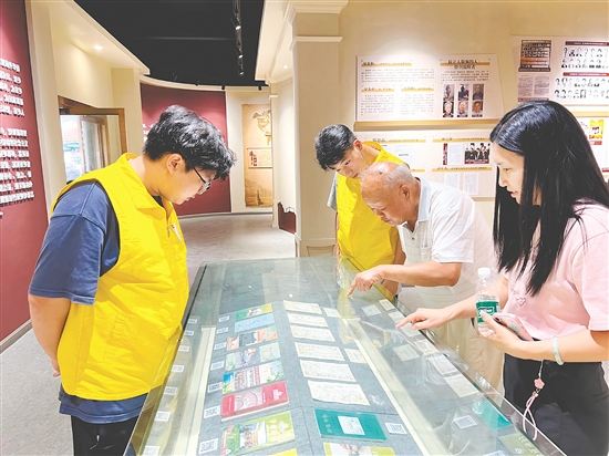 實踐隊隊員參觀沙堆鎮(zhèn)華僑文化展覽館。