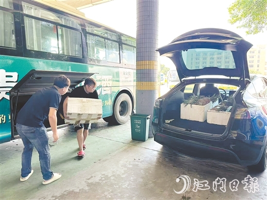 公交車司機(jī)及時(shí)將農(nóng)產(chǎn)品運(yùn)送至鶴山汽車總站，交由鶴山市供銷社工作人員分撥至合作商超與社區(qū)自提點(diǎn)等。
