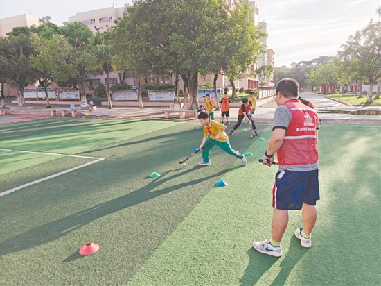 為了讓學生在暑假期間也能強身健體、提升體育素養(yǎng)，共和鎮(zhèn)中心小學有效利用學校場地優(yōu)勢，積極打造多種體育運動類課程，點燃學生的夏日運動激情。