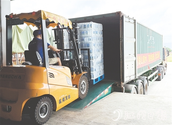 1800箱瓶裝水從恩平市大田鎮(zhèn)裝車，發(fā)往澳門特別行政區(qū)。