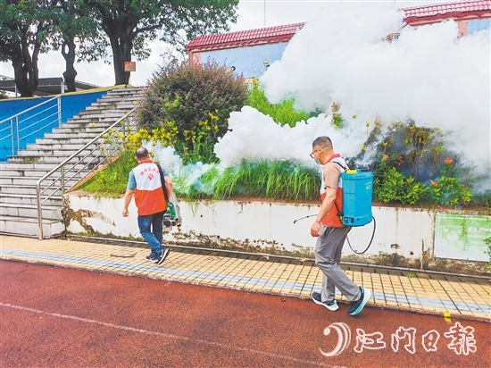 行動中，志愿者分工協(xié)作，清理蚊蟲孳生地，開展消殺工作。